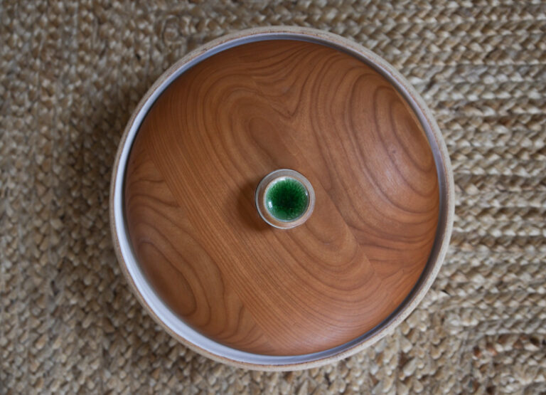 Eine Ton-Brot-Schale mit Holzdeckel und Knopfgriff aus der Vogelperspektive.