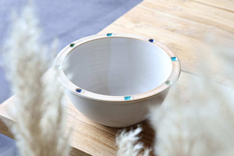 Tonschale von der Seite auf einem Holztisch