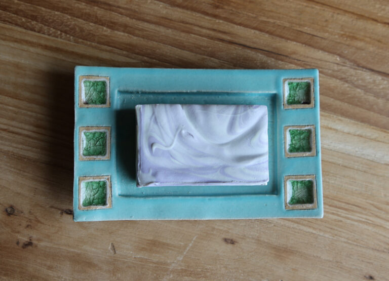 türkise Seifenschale mit Seife von oben