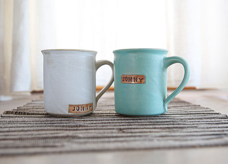 zwei Keramiktassen mit Namen