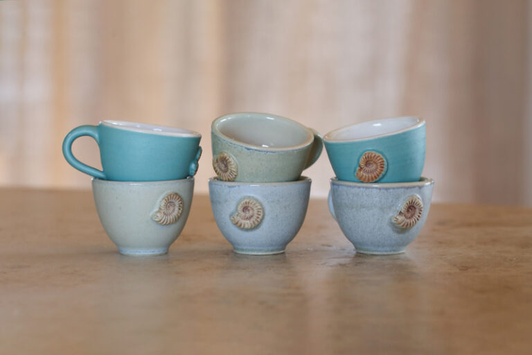 sechs Espressotasschen in zwei Reihen von der Seite